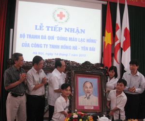Representatives of the Vietnam Red Cross receive the collection of precious stone pictures made by handicapped children on July 14. (Photo:cpv.org) Representatives of the Vietnam Red Cross receive the collection of precious stone pictures made by handicapped children on July 14. (Photo:cpv.org)